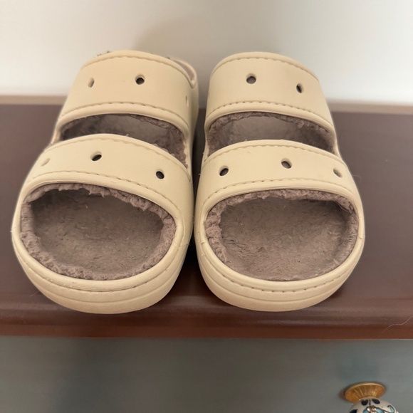Ladies CROCS  cream color fleeced lined slippers size 10 - Picture 1 of 4